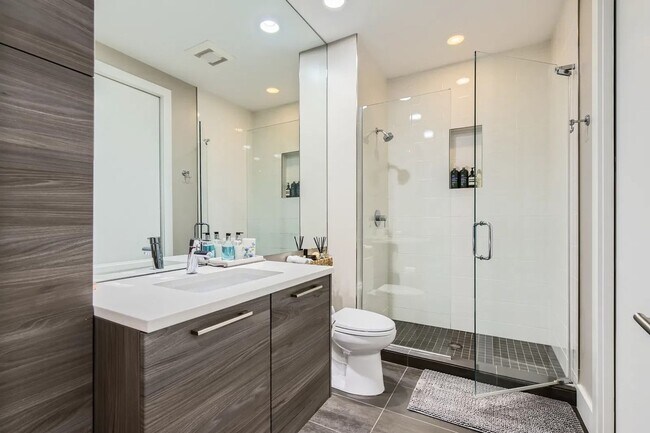 Building Photo - Beautiful 3 bedroom 3 Bathroom home