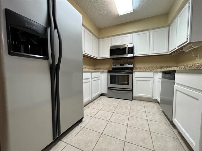 Building Photo - Spacious Ground Floor Unit in Quiet Locati...