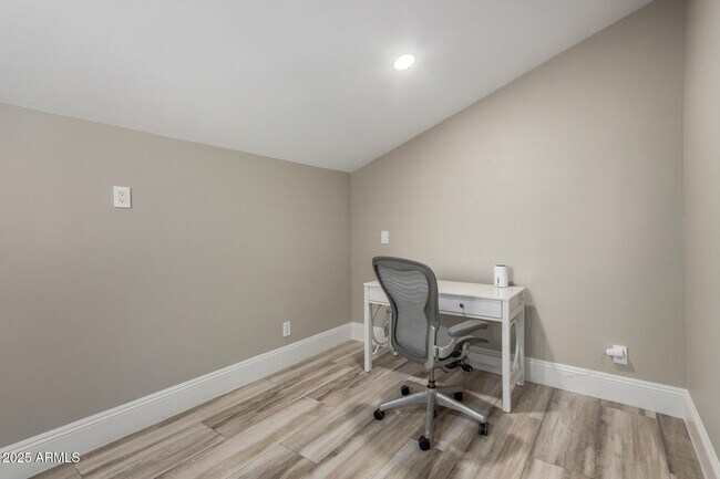 Building Photo - 7731 E Rose Ln