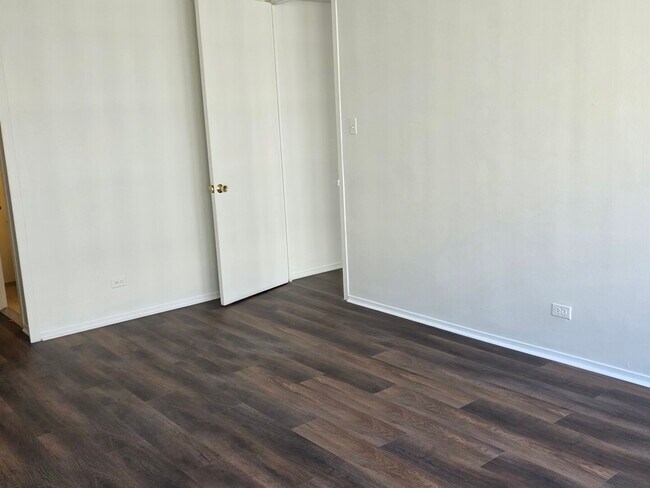 Building Photo - 1450 E 55th Pl