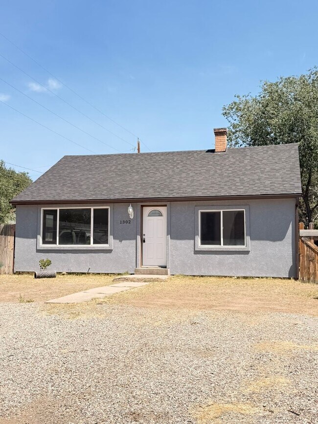 Building Photo - Cute House - 3Bed 1Bath - ONE Block from CMU!!!