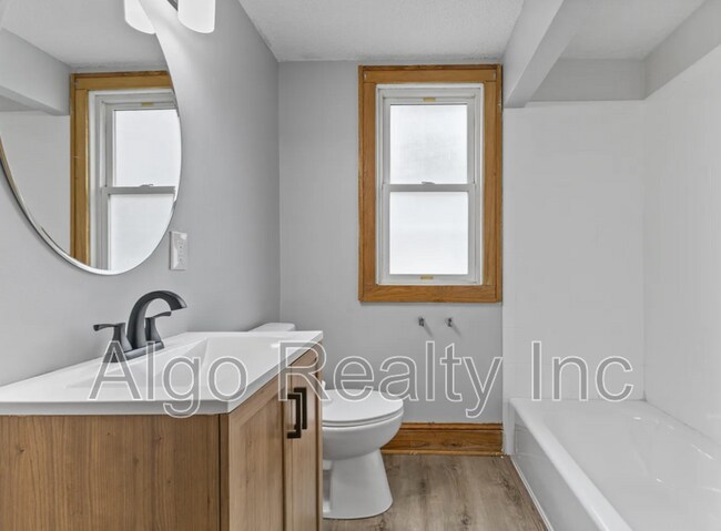 Building Photo - 2915 N Logan Ave