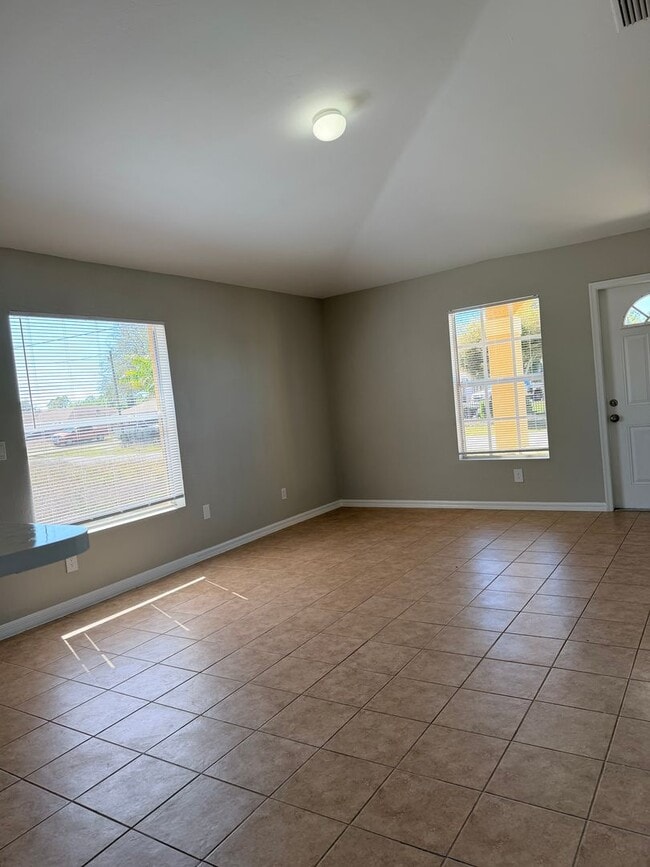 Building Photo - 3 bedrooms and 2 baths! FRESHLY RENOVATED!