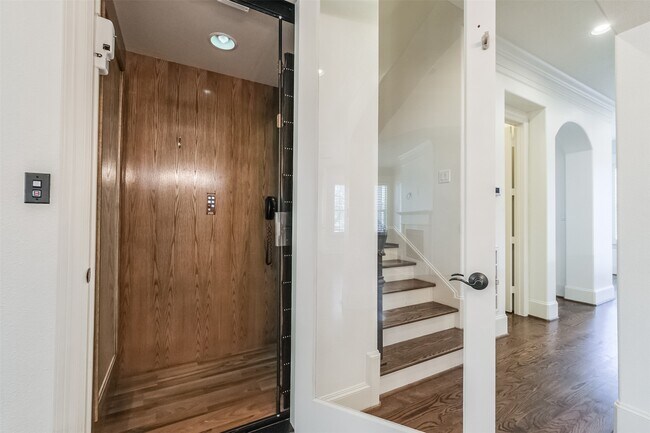 Building Photo - 407 W Bell St