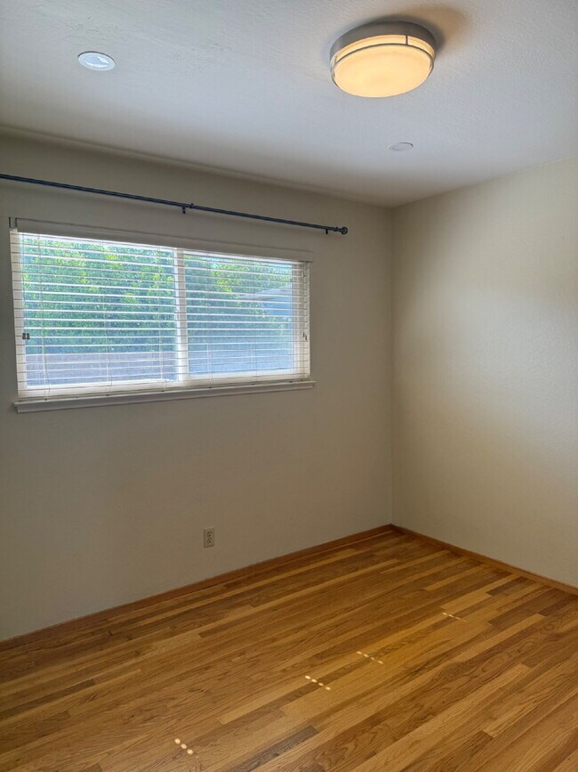 Building Photo - Charming 4 bedrooms and 2 full bathrooms L...