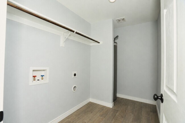 Building Photo - 114 S Ringgold St