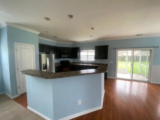 Building Photo - Beautiful 3 bed 2.5 bath/ Screened Porch/ ...