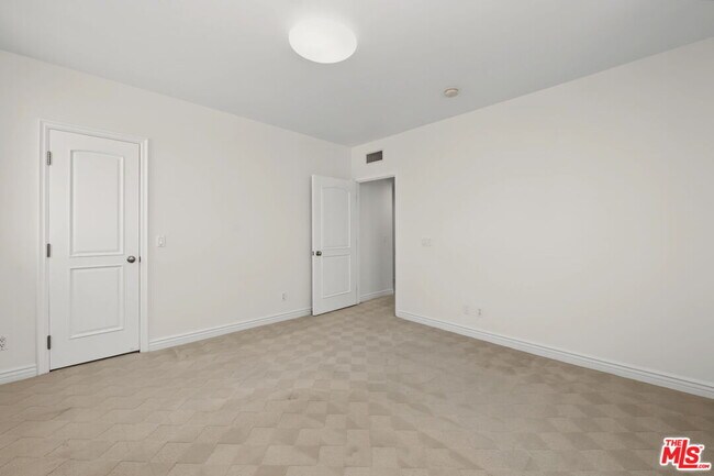 Building Photo - 430 N Oakhurst Dr