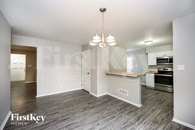 Building Photo - 1745 Pinebluff Ln