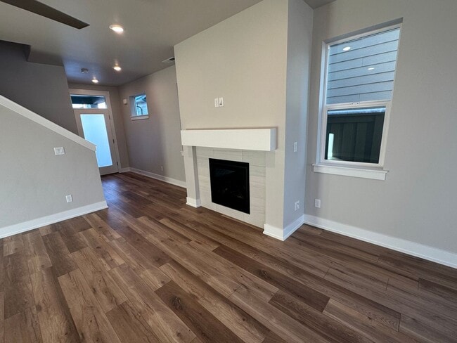 Building Photo - New Pahlisch Home in Petrosa! Pets Welcome...
