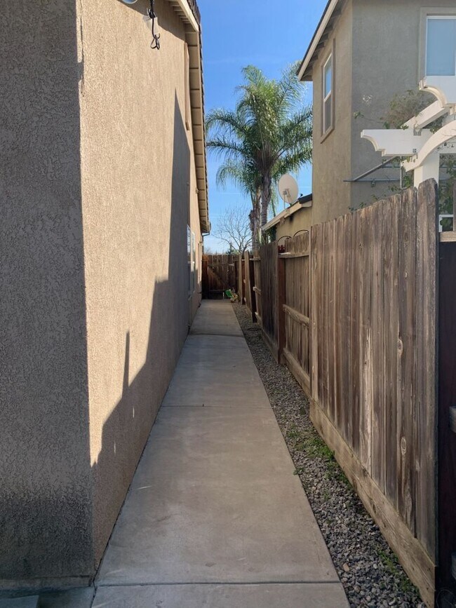 Building Photo - 4 bedroom 2 bathroom home Near Christofferson Pkwy Close to Walnut Elementary, Turlock Jr High Sc...