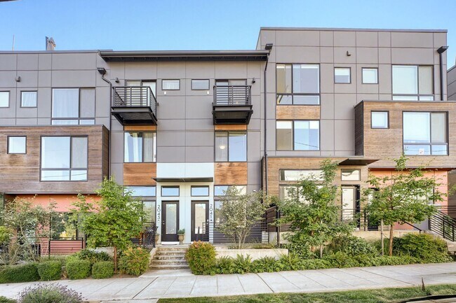 Building Photo - 2041 25th Ave S
