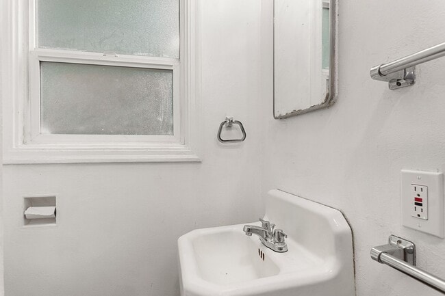 Building Photo - 5026 V St