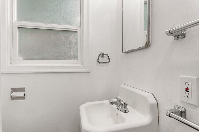 Building Photo - Heart of Sacramento ~~Duplex for RENT!