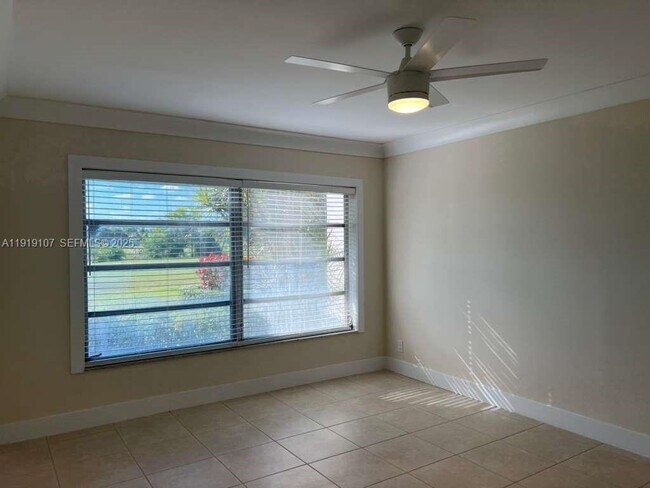 Building Photo - 2950 N Palm Aire Dr