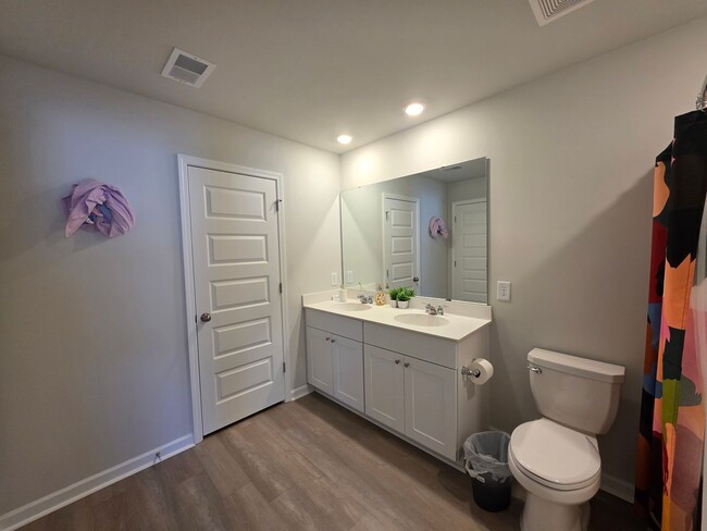 Building Photo - New Build 3 Bed/ 2.5 Bath Townhome Off Cen...