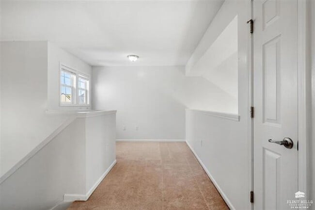 Building Photo - Charming Townhome, Prime Location, Cozy Li...