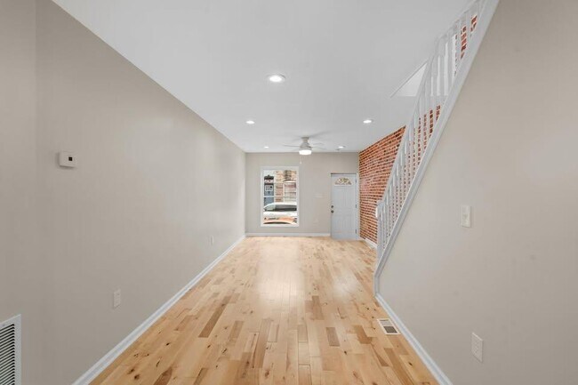 Building Photo - 118 N Curley St
