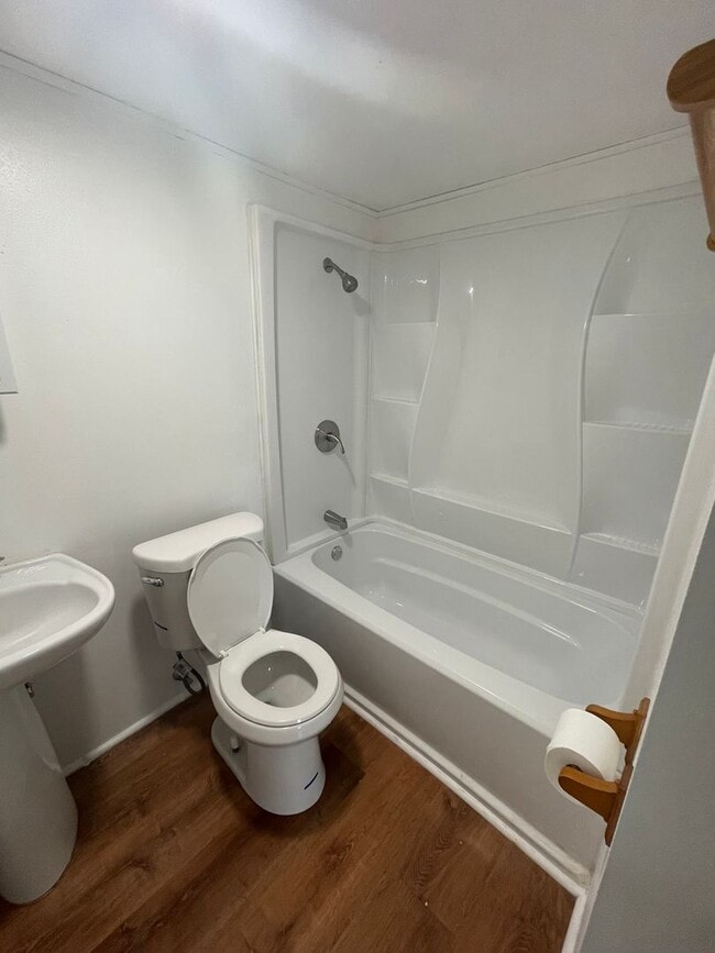 Building Photo - Cozy one bedroom with den and 1 car garage.  Nicely located right in the middle of town.