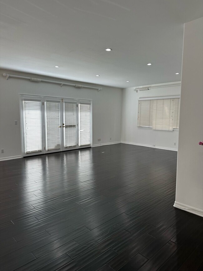 Building Photo - 435 Arnaz Dr