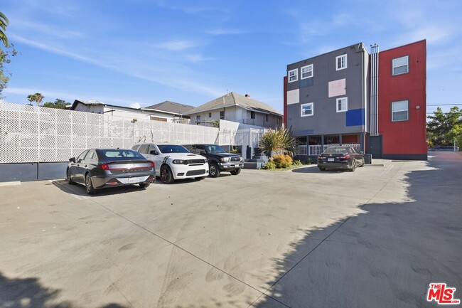 Building Photo - 141 W Ave 31