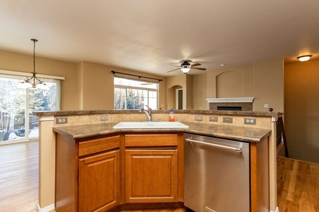 Building Photo - Beautiful Ranch in Pine Creek!