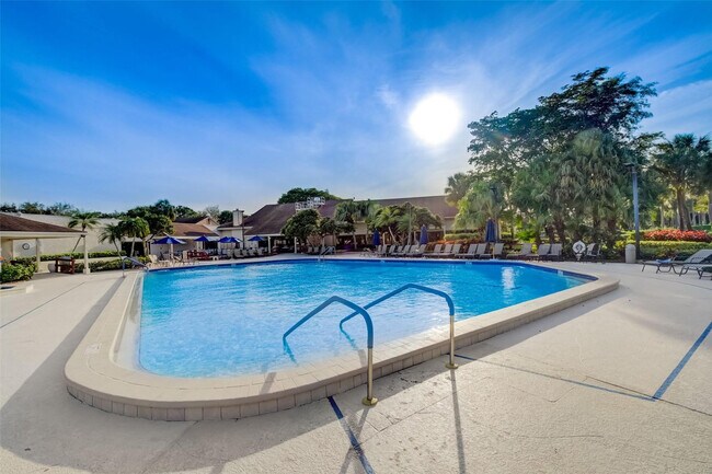 Building Photo - 5051 Pine Dr