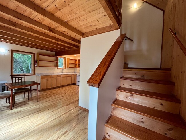 Building Photo - Cute, dog friendly cabin in Goldstream