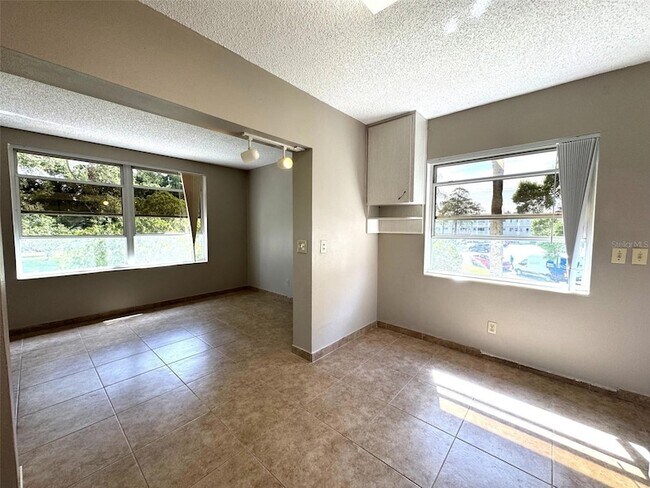 Building Photo - 2402 Ecuadorian Way