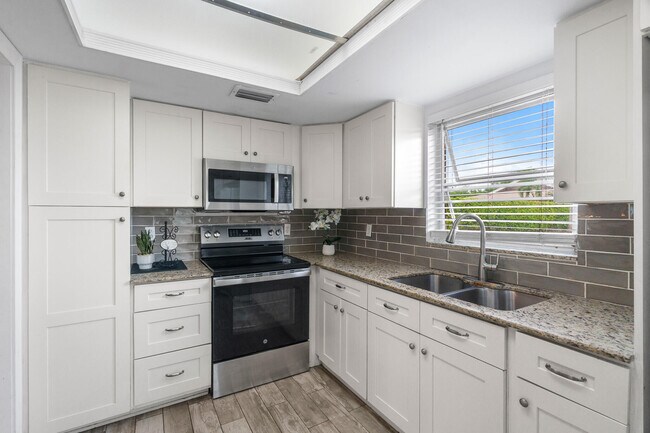 Building Photo - 410 NE 17th Ave