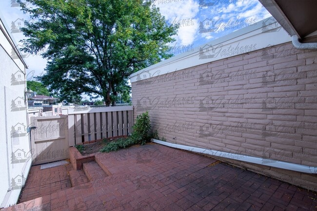 Building Photo - 3342 S Oneida Way