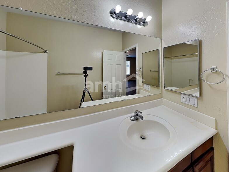 Building Photo - 15018 W Aster Dr