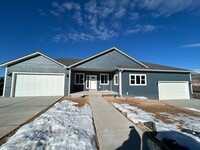 Building Photo - Spacious home