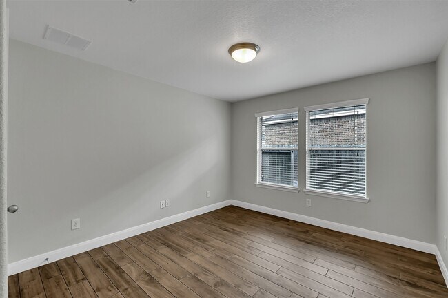 Building Photo - 3011 Crescent Oaks Park Ln