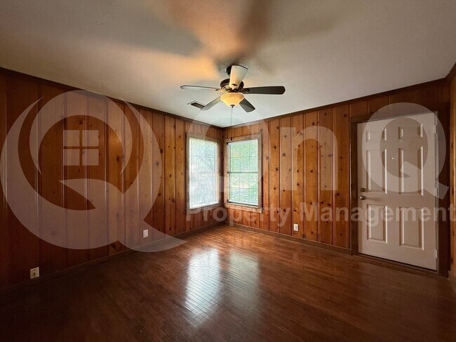 Building Photo - 1602 E Nall St