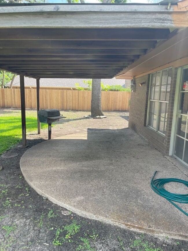 Building Photo - 5412 Lake Crest Dr