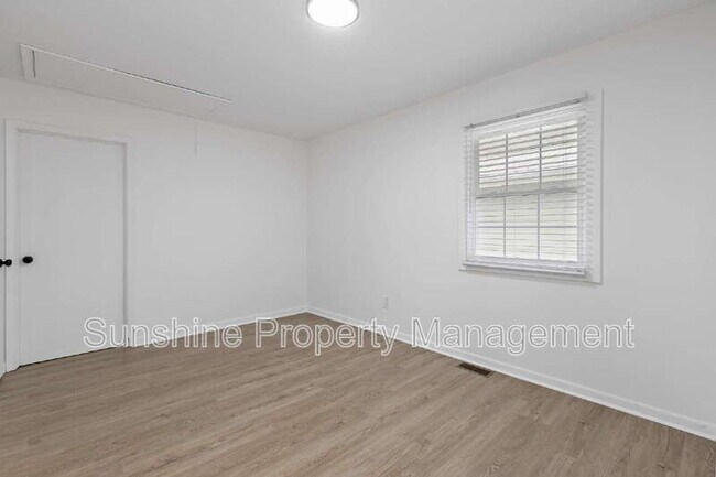Building Photo - 906 37th St