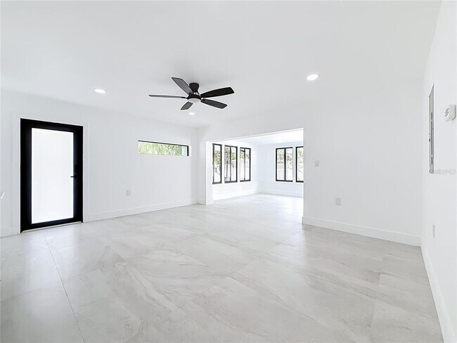 Building Photo - 2472 Tradewinds Dr