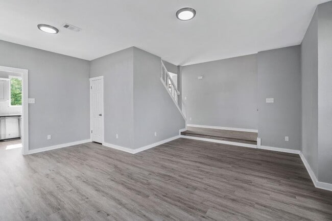 Building Photo - 700 Creekmont Dr