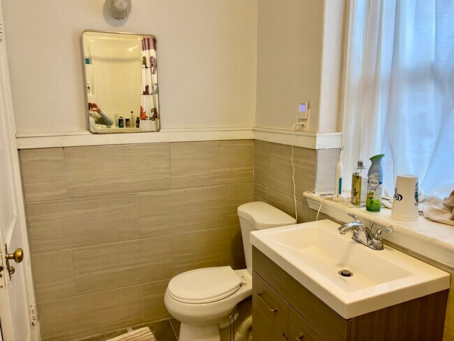 Building Photo - 76 Babcock St