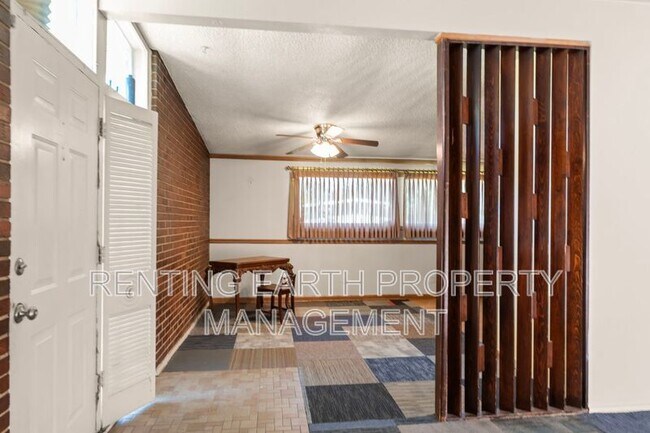 Building Photo - 6452 Evergreen Blvd