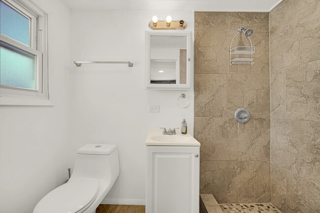 Building Photo - 2322 W Loves Ln