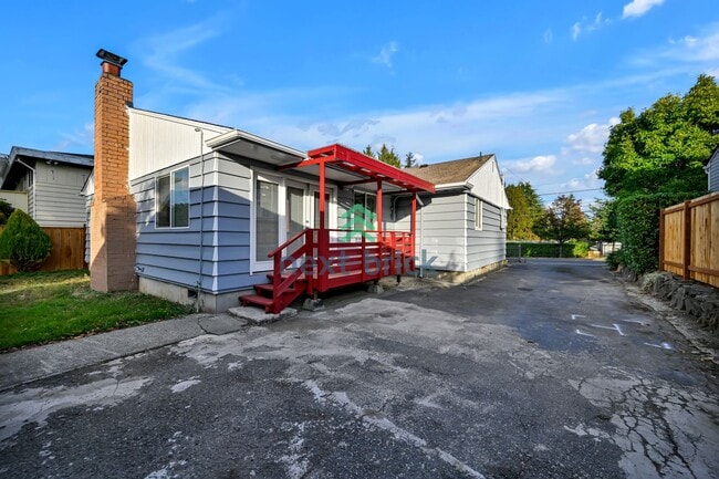 Building Photo - A beautiful 4 bed and 2 bathroom house for rent