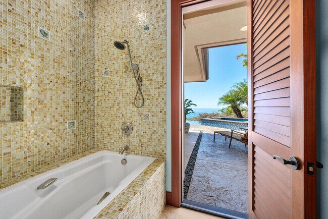 Building Photo - Luxury furnished 4 bedroom 3 bathroom with pool, spa, and outdoor showers