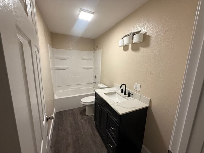 Building Photo - 2 Bed 1 Bath House with Office, Laundry Room and Garage