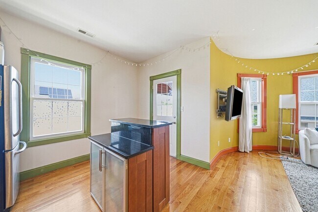 Building Photo - 12-14-14 Everett St