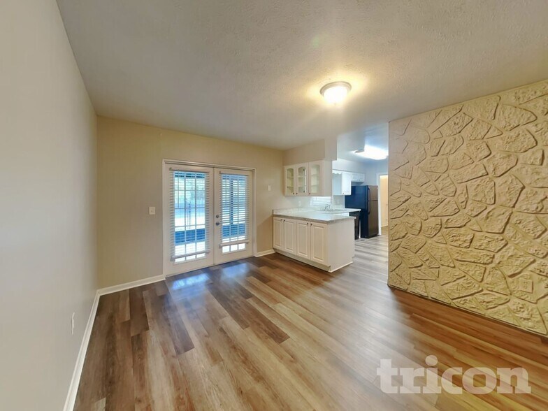 Building Photo - 2218 Village Ct