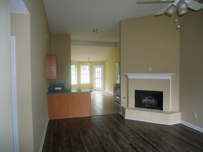 Building Photo - 2885 Waverly Dr