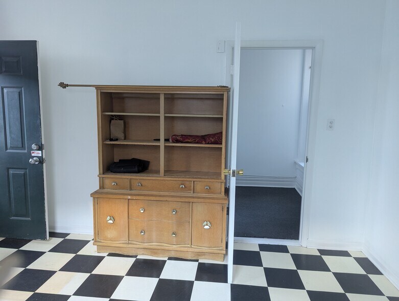 Eat in Kitchen and entry to Bedroom #1 - 1230 W Hubbard St