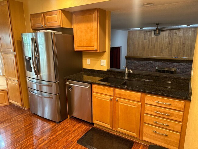 Building Photo - Beautifully 4BR, 3BA Tri-Level with Gorgeo...